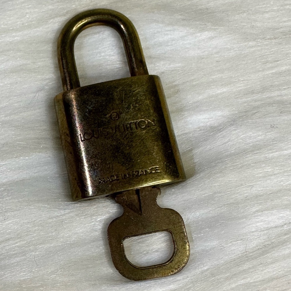 LOUIS VUITTON lock and key #319 - Picture 3 of 11